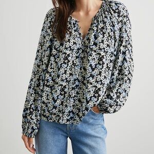 $198 Rails Indi Top Midnight Meadow Floral blue floral size Small Vneck